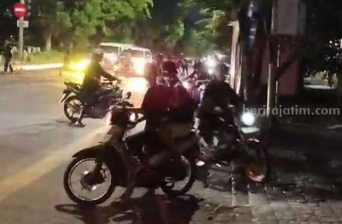 Belasan Pemuda Diduga Pesilat, Keroyok Pemuda Balap Liar di Surabaya