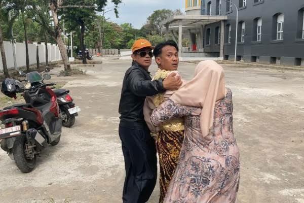 Bikin Macet! Pengantin di Makassar Laporkan Demonstran ke Polisi gegara Resepsi Sepi!