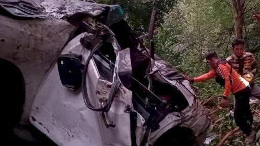 Rem Blong saat Lewati Jalan Menurun, Fortuner Masuk ke Jurang