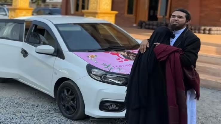 Buktikan Kata I Love You! Setelah Bebas, Gus Samsudin Hadiahkan Mobil 2 Istrinya