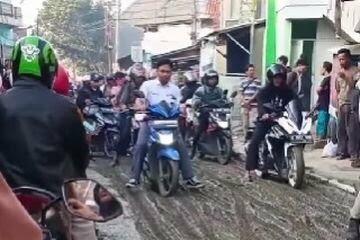 Jalan Rusak Komplain, Giliran Dicor Malah Dilindas Puluhan Motor Hingga Rusak Lagi!