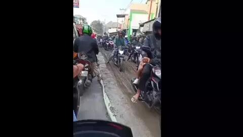 Jalan Rusak Komplain, Giliran Dicor Malah Dilindas Puluhan Motor Hingga Rusak Lagi!