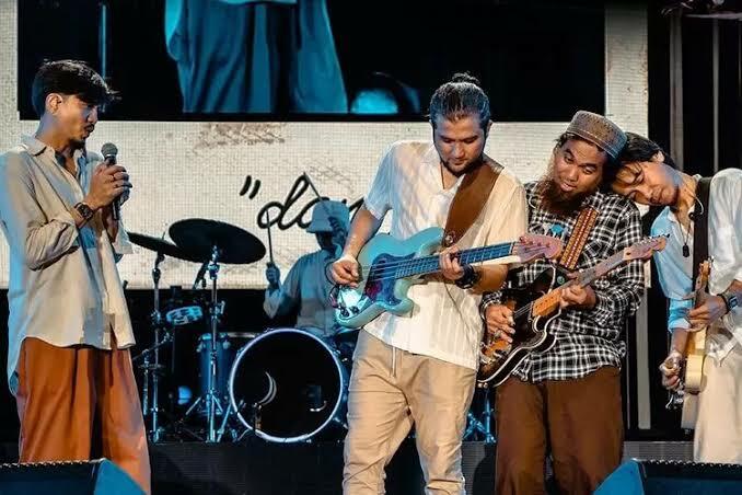 Demo Tolak Konser Sheila on 7 di Makassar gegara SMA ikut Libur, Netizen Bilang Gini