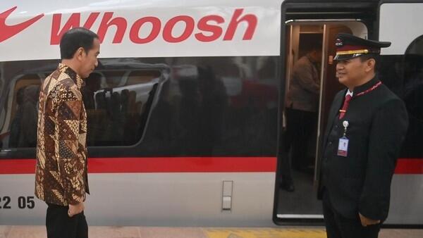 Jokowi Ungkap Alasan Utama Bangun LRT hingga Kereta Cepat!

