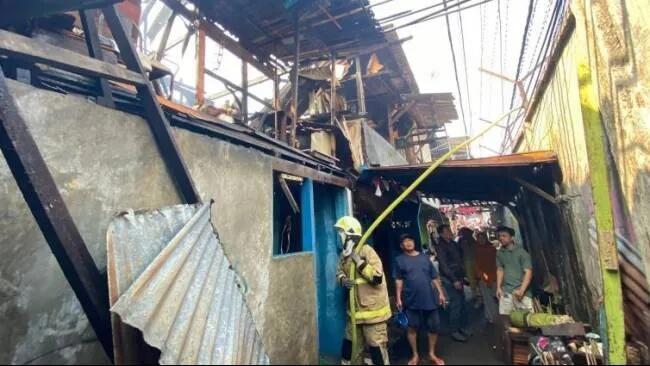 Gara-gara Charger HP, Ratusan Rumah di Manggarai Hangus Terbakar!