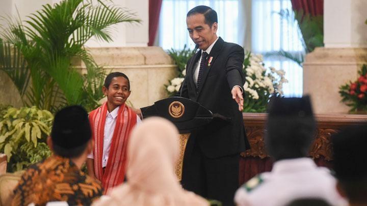 Jokowi Lupa Pernah Janjikan Joni Pemanjat Tiang Bendera Masuk TNI
