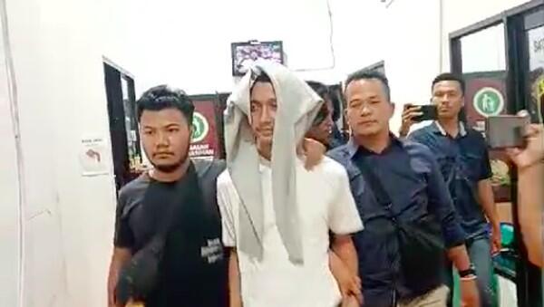 Momen Armor Suami Cut Intan Nabila Tiba di Polres, Kepala Ditutup Jaket