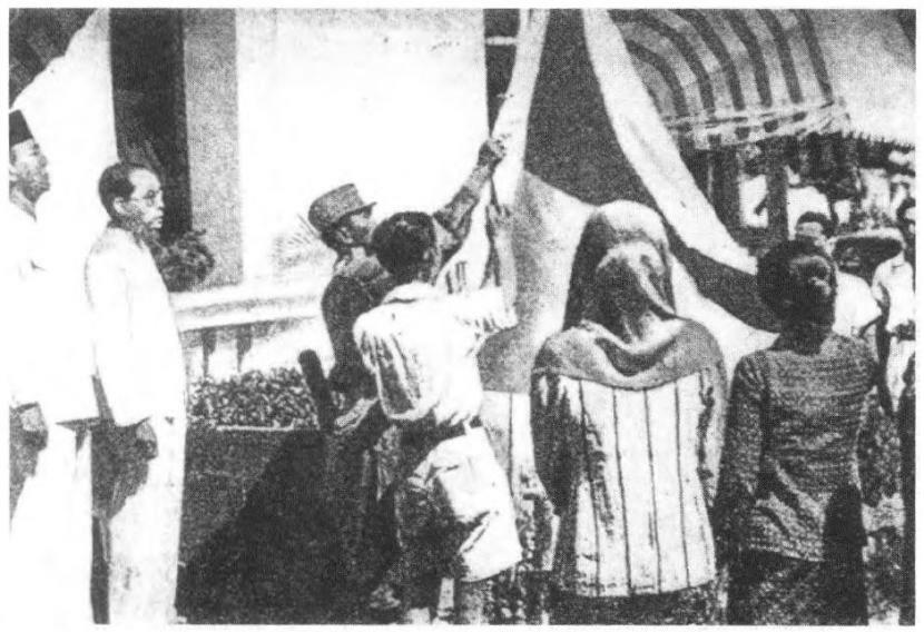 Jangan Lupakan Sejarah! Ada Perempuan Berjilbab Lho Saat Pengibaran Merah Putih 1945!
