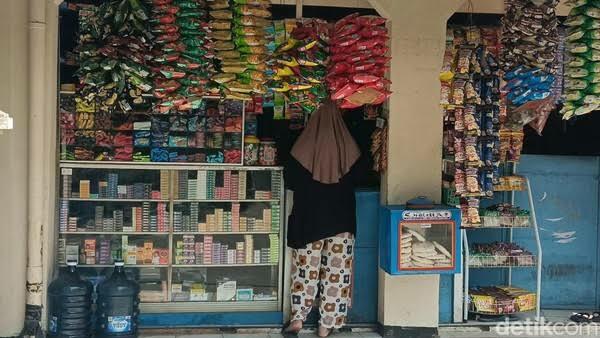 Jual Rokok Eceran Dilarang, Warung Kelontong Ketar-ketir Takut Omzet Anjlok!