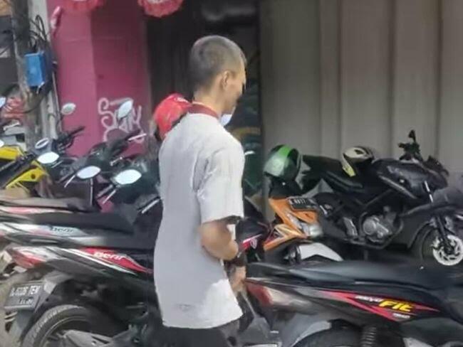 Miris! Tunanetra Susah Jalan Karena Trotoar Dipakai Parkir dan Lapak Jualan!