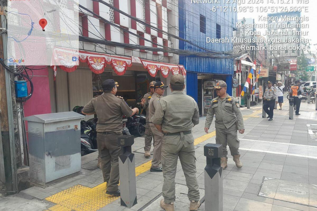 Miris! Tunanetra Susah Jalan Karena Trotoar Dipakai Parkir dan Lapak Jualan!