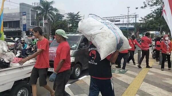 Kader PDIP Kirim Tumpukan Sampah ke Depan Kantor Walikota Depok, Apa Sebabnya?