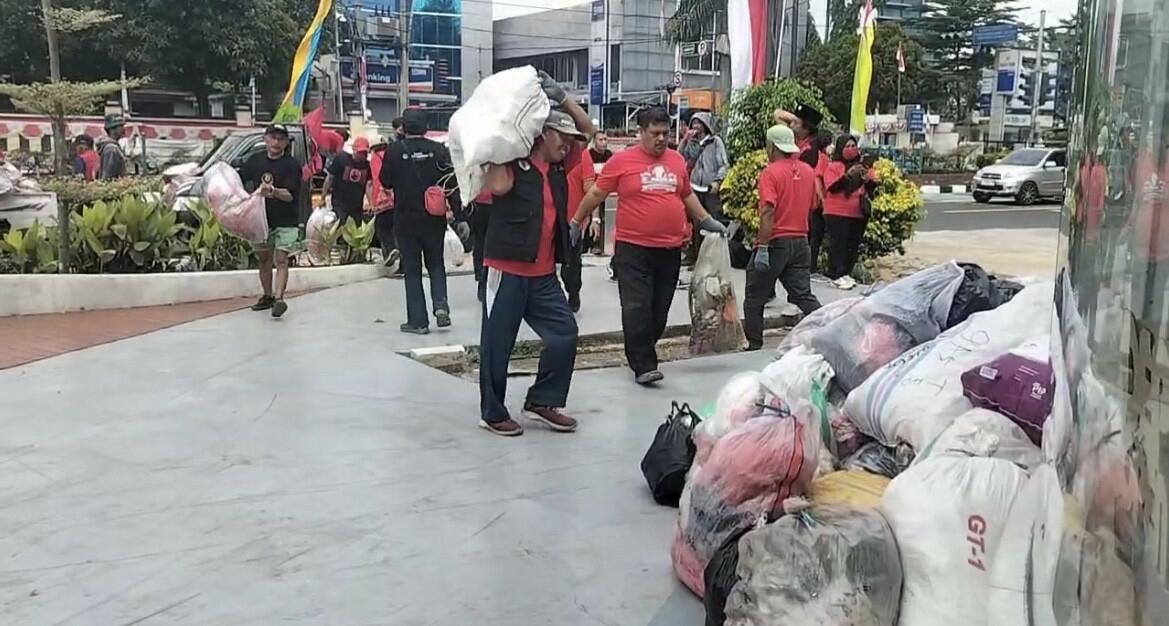 Kader PDIP Kirim Tumpukan Sampah ke Depan Kantor Walikota Depok, Apa Sebabnya?