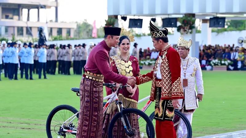 AHY Dapat Sepeda Jokowi Usai Menang Pakaian Adat Terbaik HUT RI