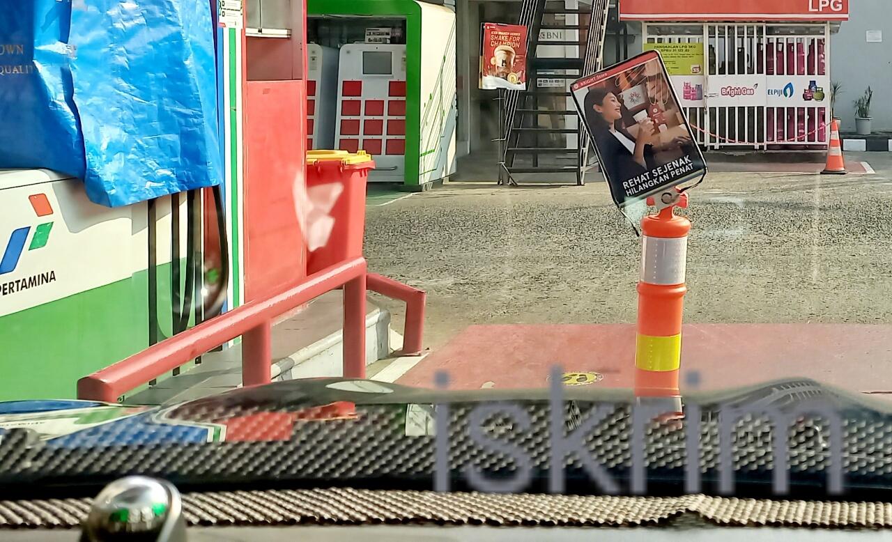 Ini Alasannya, Ada Cone Ditaruh Di Depan Mobil Saat Isi Bensin SPBU