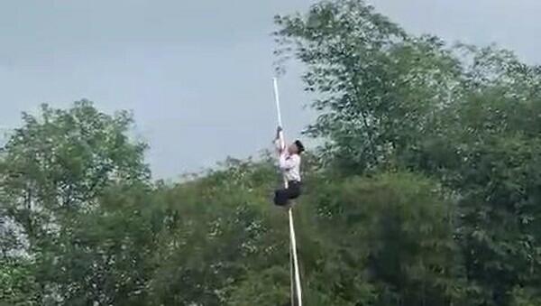 Apresiasi-Realiasasi! Pelajar di Tasik Panjat Tiang Bendera Selamatkan Upacara HUT RI