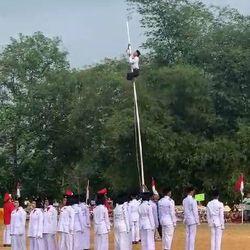 Apresiasi-Realiasasi! Pelajar di Tasik Panjat Tiang Bendera Selamatkan Upacara HUT RI