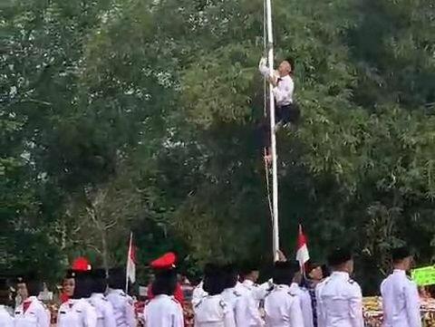 Apresiasi-Realiasasi! Pelajar di Tasik Panjat Tiang Bendera Selamatkan Upacara HUT RI
