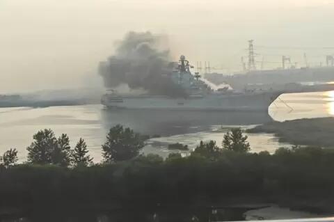 Kapal Induk Bobrok Ini Terbakar di China