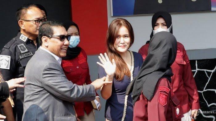 Jessica Wongso Bebas Bersyarat, Senyum dan Lambaian Tangan Warnai Akhir Masa Hukuman