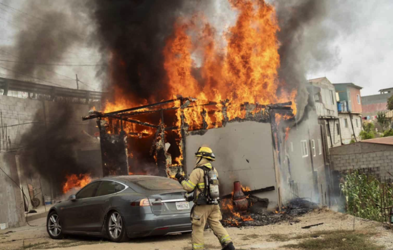 Tesla Model S Dicas Pakai Listrik Curian, Menyebabkan Rumah Warga Terbakar