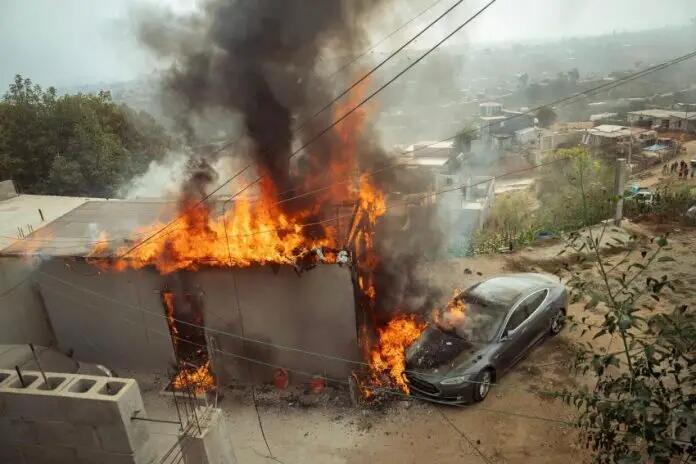 Tesla Model S Dicas Pakai Listrik Curian, Menyebabkan Rumah Warga Terbakar