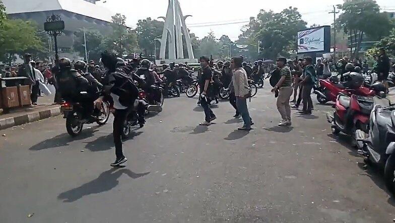 15 Mahasiswa Jadi Korban Demo Tolak Pengesahan RUU Pilkada, Polisi Bertindak Represif