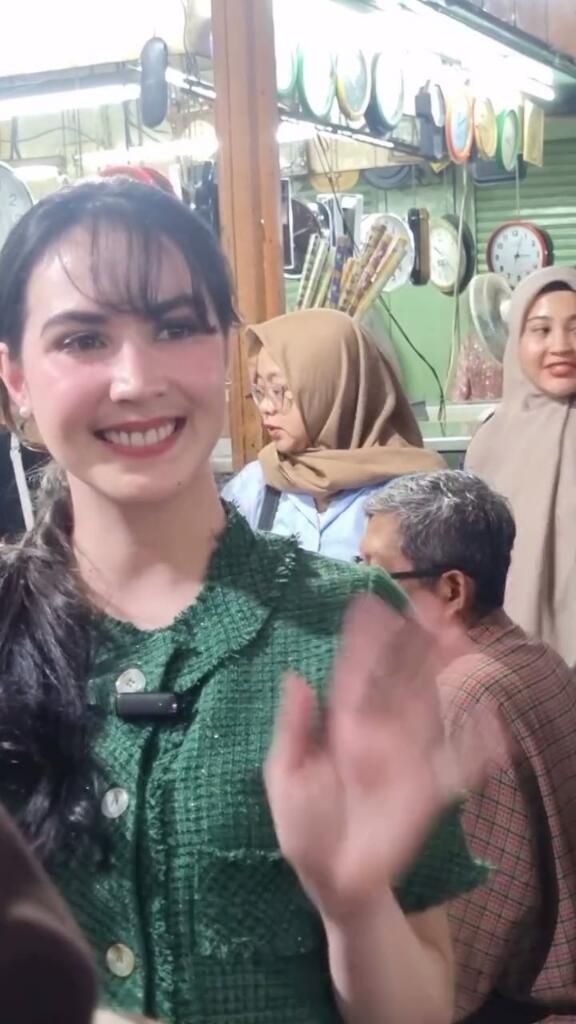 Potret Arumi Bachsin Pergi ke Pasar Tradisional Cari Jajanan