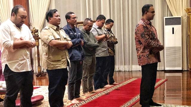 Anies Shalat Berjemaah Bareng PDIP Jakarta