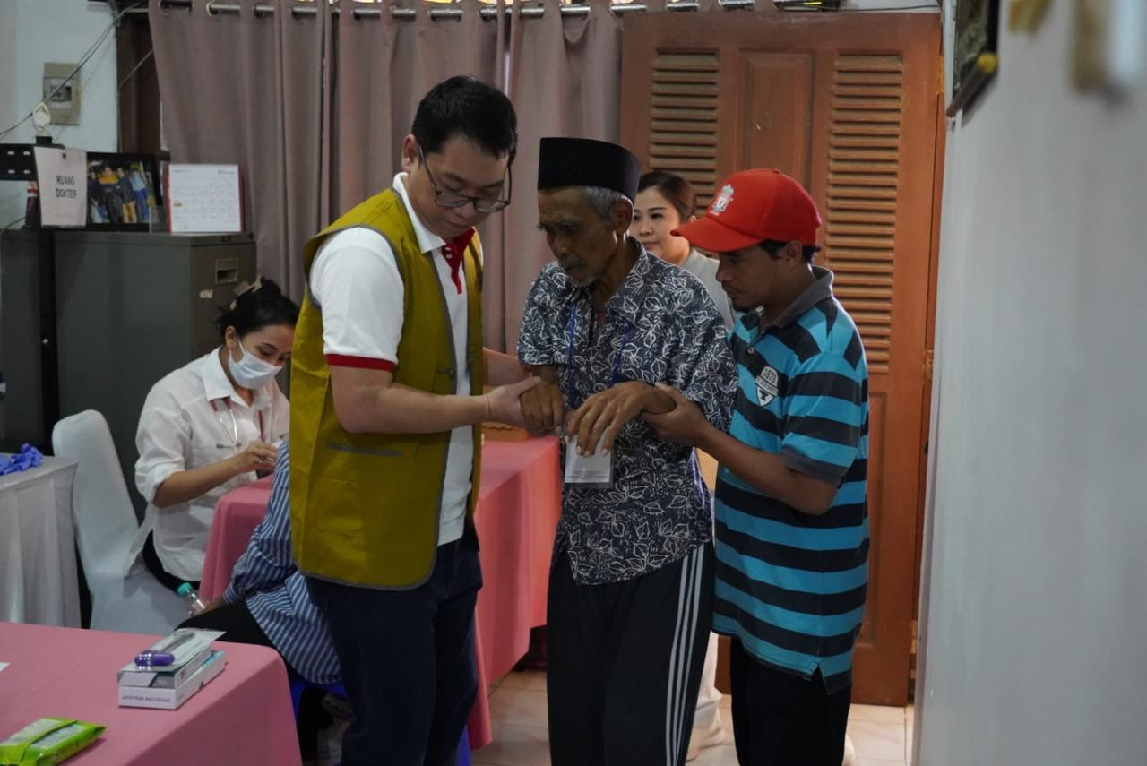 HUT ke-35, Bank Sinarmas Gelar Periksa Kesehatan Gratis dan Donasi Beras ke Warga