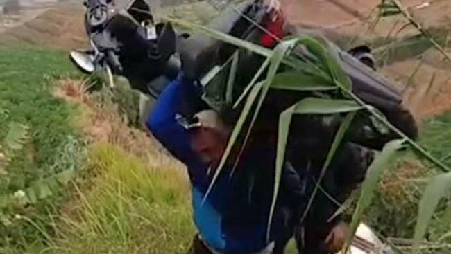Samson Jawa! Pemuda Batang ini Bantu Pengendara dengan Panggul Motor Matic Sendirian
