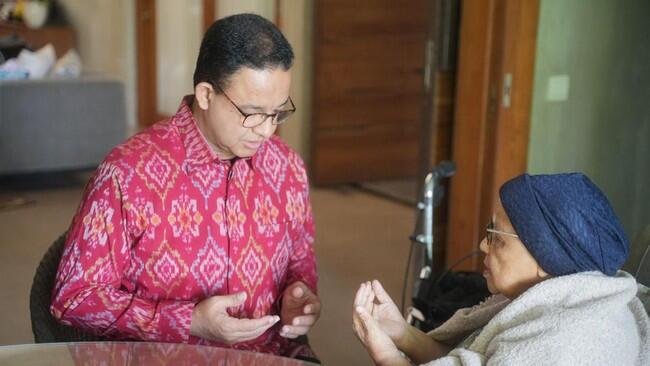 Pakai Batik Merah, Anies Minta Doa Restu ke Ibu Sebelum ke DPP PDIP