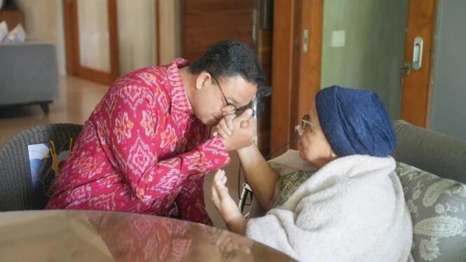 Pakai Batik Merah, Anies Minta Doa Restu ke Ibu Sebelum ke DPP PDIP