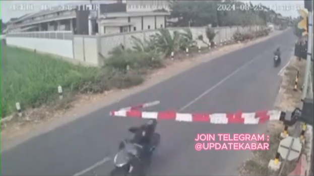 TERJADI LAGI PENGENDARA WANITA TABRAK PALANG PINTU KERETA API DI KEDIRI