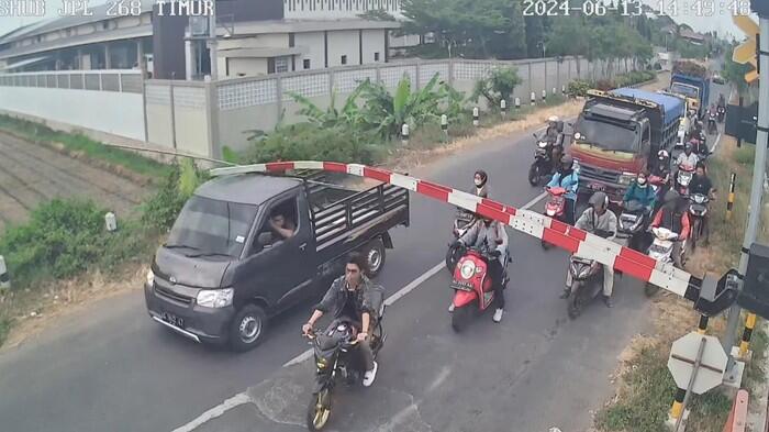TERJADI LAGI PENGENDARA WANITA TABRAK PALANG PINTU KERETA API DI KEDIRI