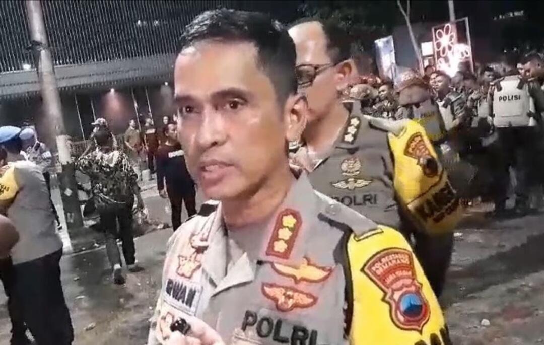 Batu dan Kayu Melayang di Balai Kota Semarang, Seorang Polisi Kena Tombak