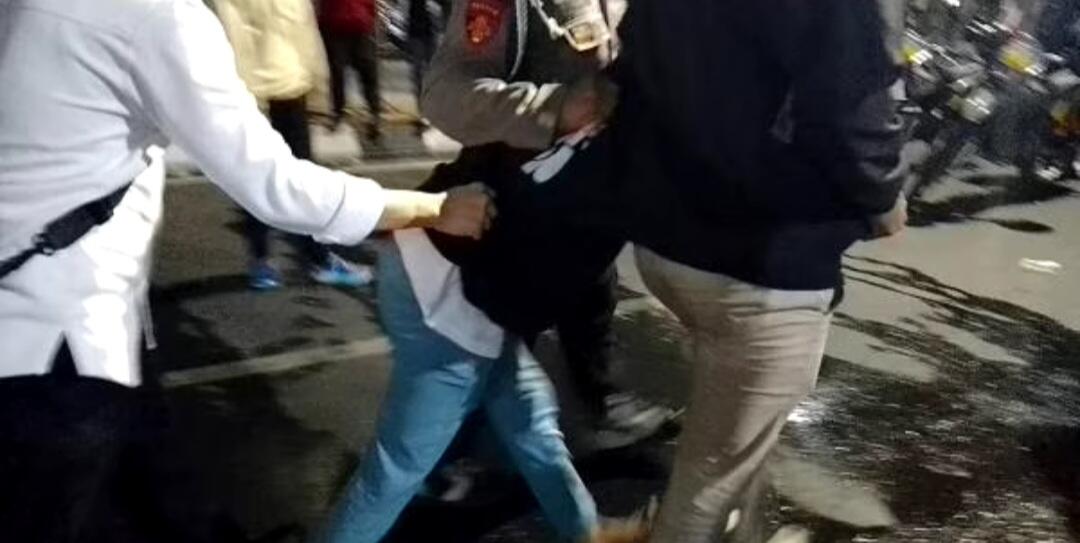 Batu dan Kayu Melayang di Balai Kota Semarang, Seorang Polisi Kena Tombak