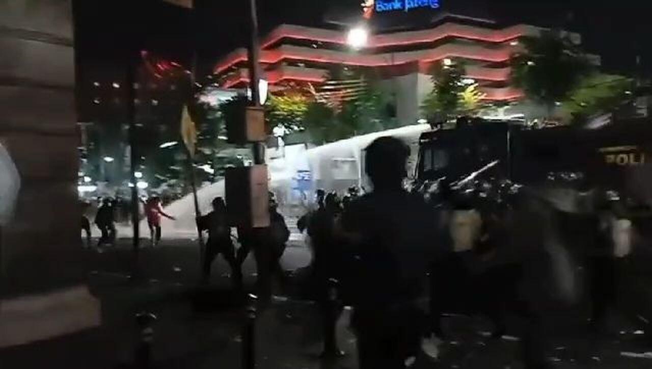 Batu dan Kayu Melayang di Balai Kota Semarang, Seorang Polisi Kena Tombak