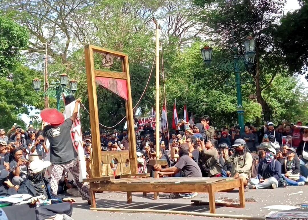 Mengadili Jokowi dan Prabowo di Jogja, “Kepala Tirani” Terpenggal hingga Jatuh di Kak