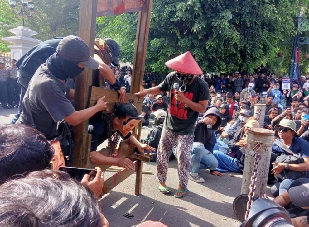 Mengadili Jokowi dan Prabowo di Jogja, “Kepala Tirani” Terpenggal hingga Jatuh di Kak