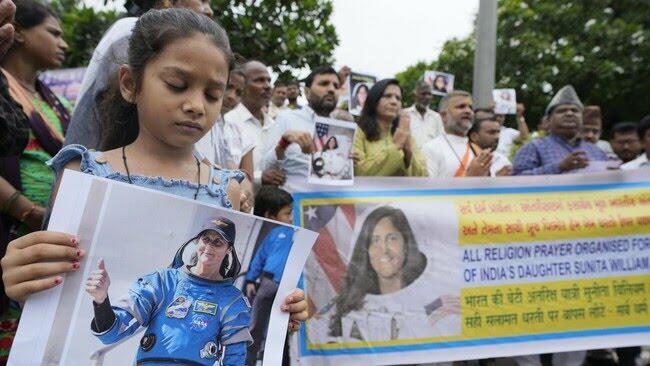 Warga India Gelar Doa Bersama untuk Keselamatan 2 Astronot NASA yang Terbengkalai!