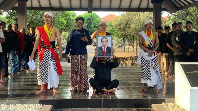 Pratikno Diduga jadi Operator Kerusakan Demokrasi, Paguyuban Kawruh Budaya Nyekar ke