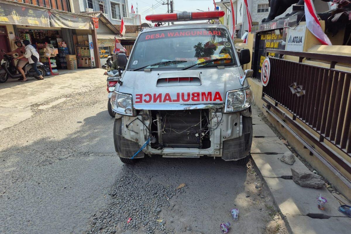 Tak Diberi Jalan, Ambulan Bawa Pasien Kritis Tabrak Sepeda Motor! Siapa yang Salah?