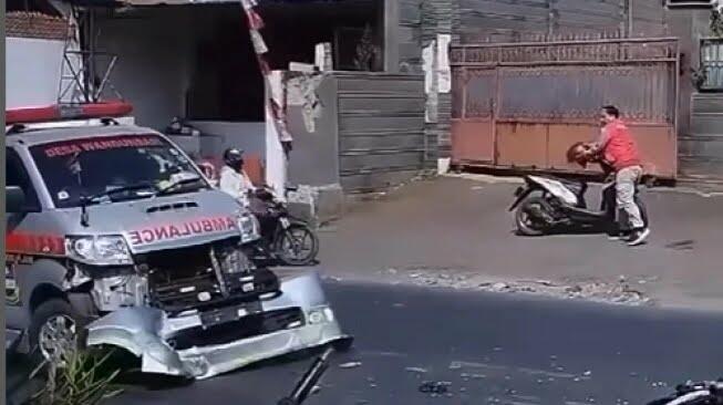 Tak Diberi Jalan, Ambulan Bawa Pasien Kritis Tabrak Sepeda Motor! Siapa yang Salah?