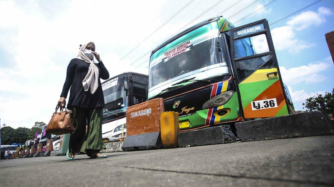 BAB di Toilet Bus, Penumpang Ini Terpaksa Bersihkan Kotorannya Sendiri!