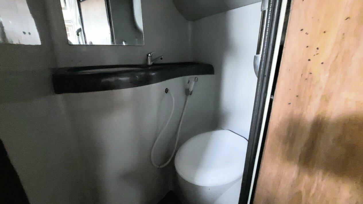 BAB di Toilet Bus, Penumpang Ini Terpaksa Bersihkan Kotorannya Sendiri!