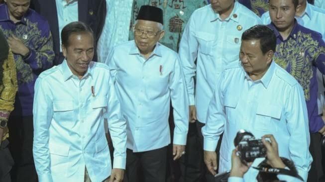 Jokowi Gunakan Pakaian Khas Partai Gerindra, Tanda-tanda Bakal Gabung?
