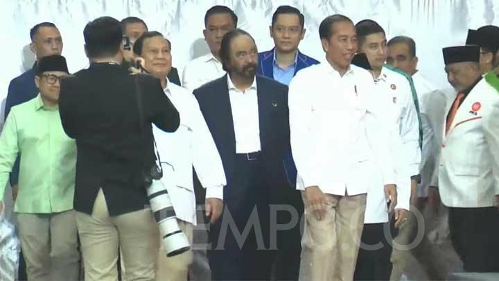 Jokowi Gunakan Pakaian Khas Partai Gerindra, Tanda-tanda Bakal Gabung?