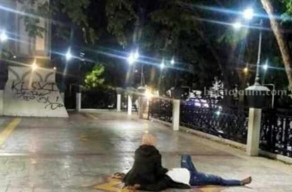 Tak Tahu Malu, 2 Remaja Bermesraan di Alun-Alun Kota Gresik