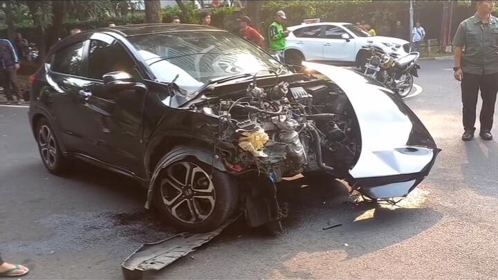 Seruduk Honda HRV, Porsche Taycan Milik Papi Rungkad